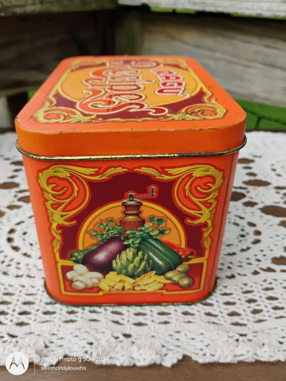vintage Ragu metal recipe box w recipe contents included 1980s made England